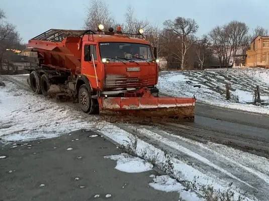 Саратовские дорожники борются с последствиями непогоды с помощью техники и соли